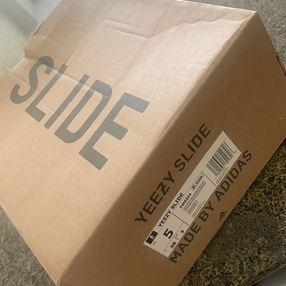 YEEZY SLIDE SIZE 5 BRAND NEW NEVER WORN